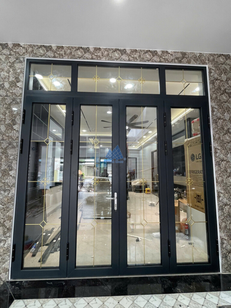 Cấu tạo cửa nhôm PMI gồm profile kính và phụ kiện