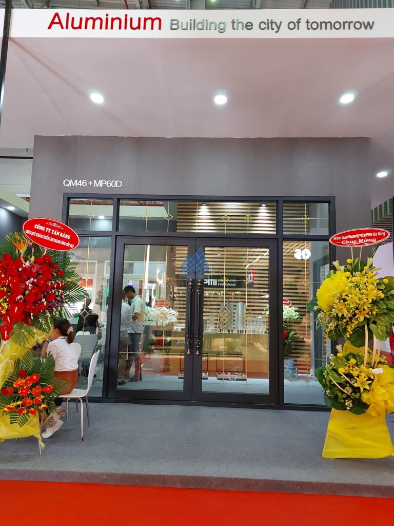 cua-nhom-pmi-qm46-mp60d-showroom.jpg