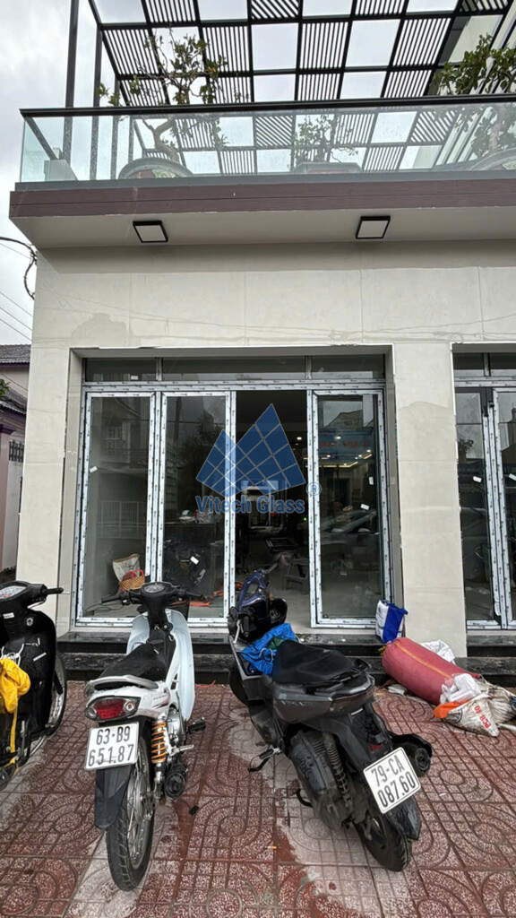 Công trình cửa nhôm kính Vitech Glass đang thi công