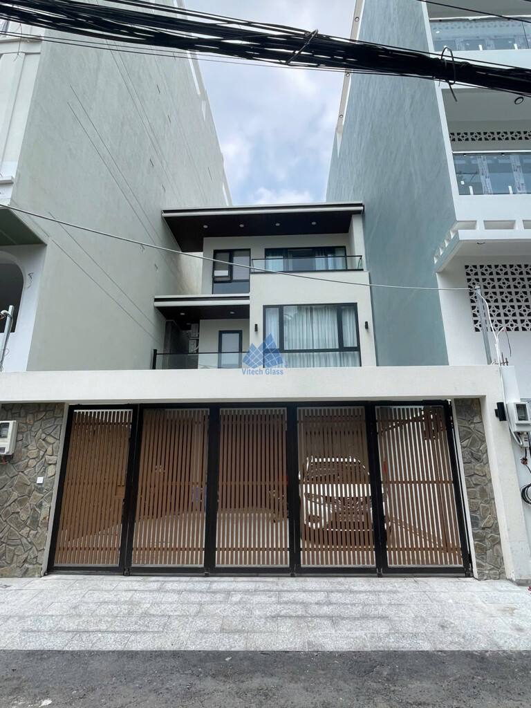 Cửa đi và cửa sổ nhà ở gia đình Bình Quới
